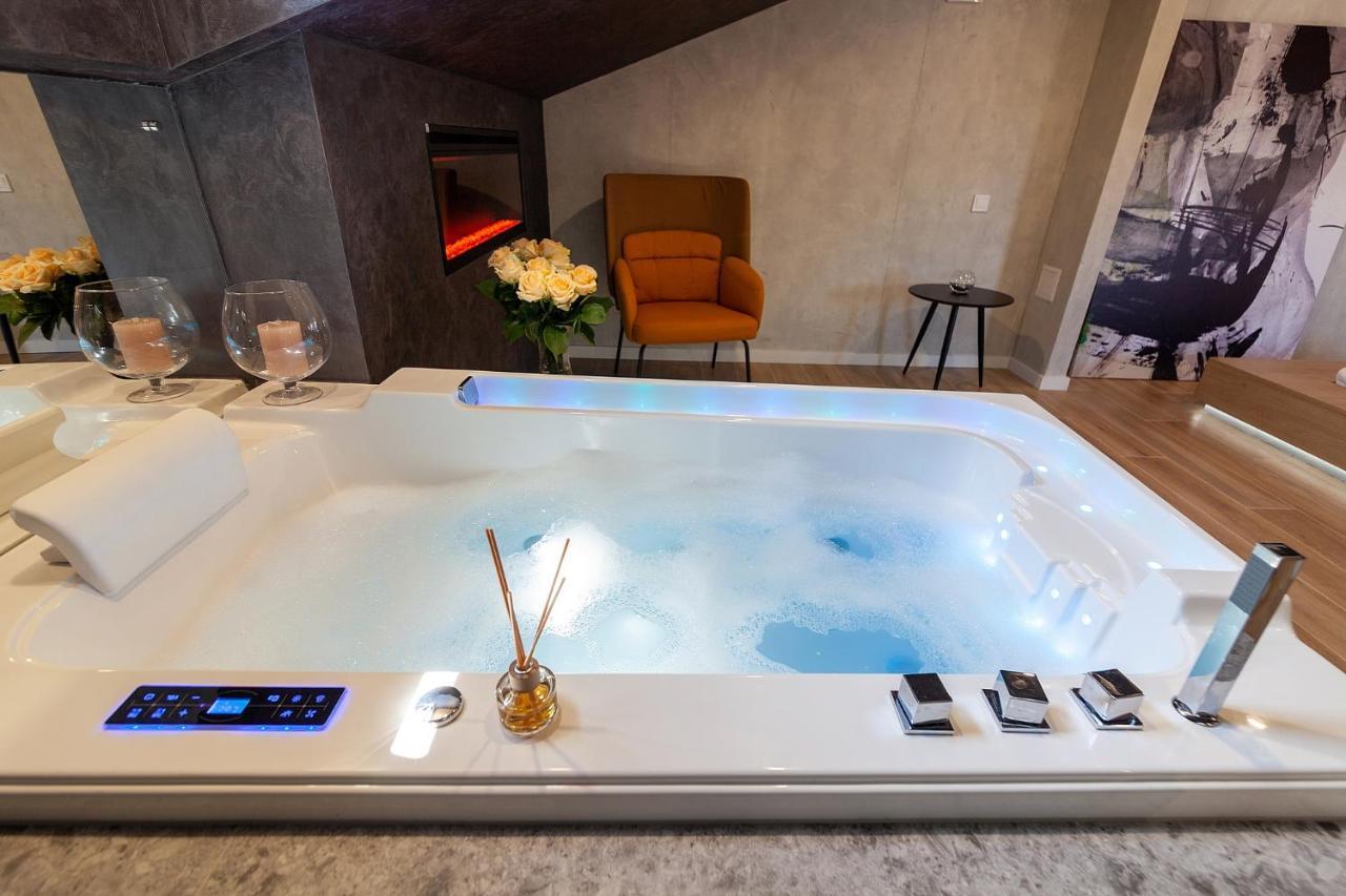 Royal Vip Jacuzzi Apart Lviv Kültér fotó