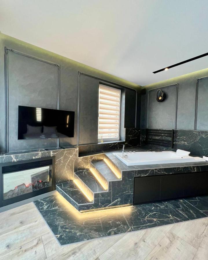 Royal Vip Jacuzzi Apart Lviv Kültér fotó