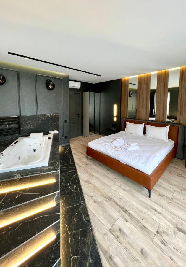 Royal Vip Jacuzzi Apart Lviv Kültér fotó