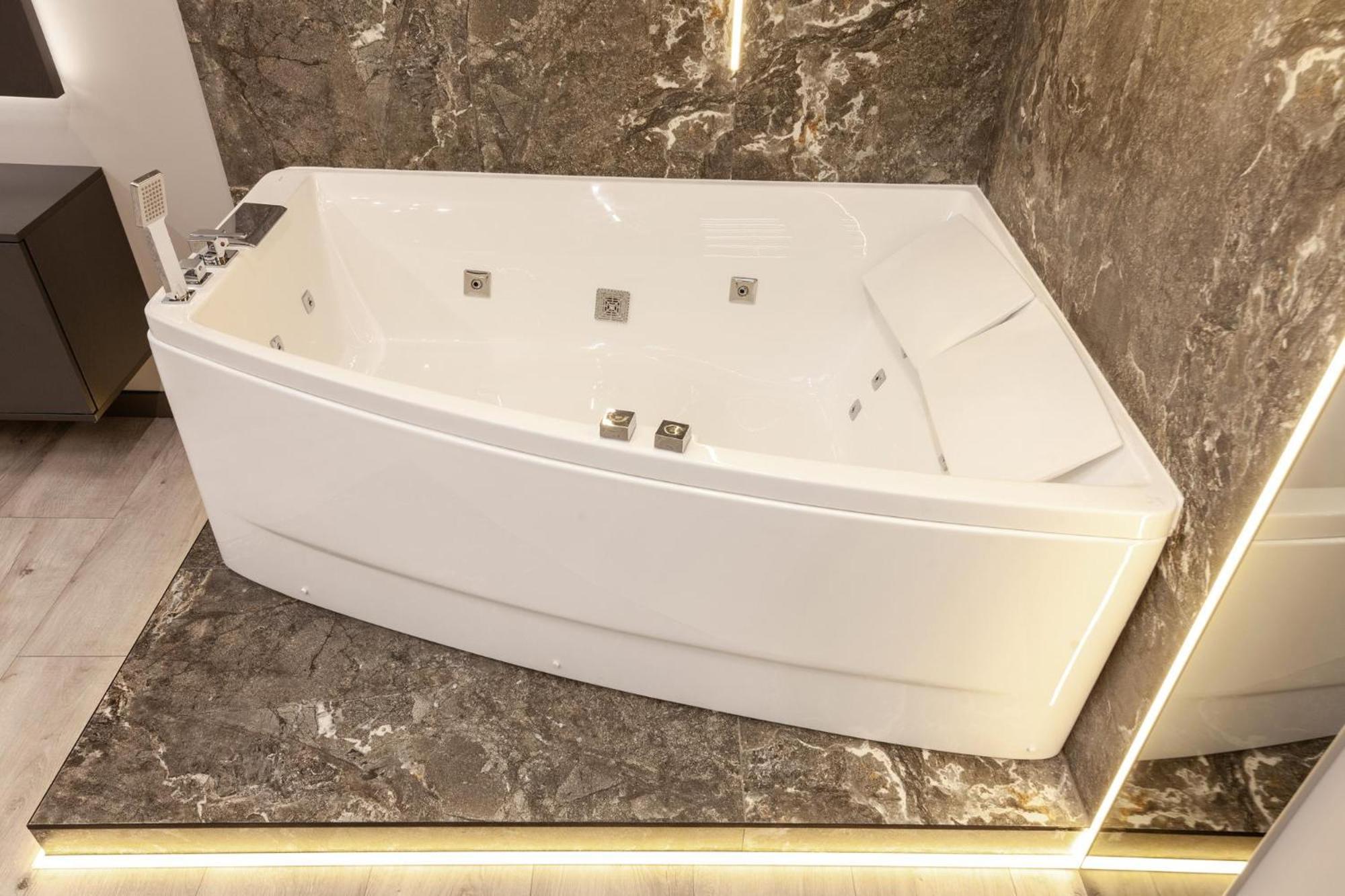 Royal Vip Jacuzzi Apart Lviv Kültér fotó